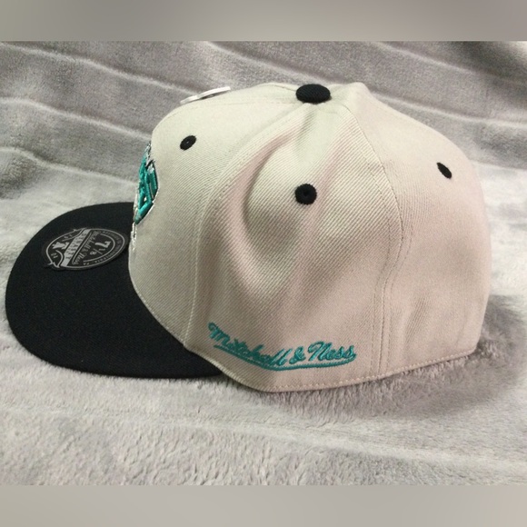 Mitchell & Ness Vancouver Grizzlies Inaugural Season SE Fitted Hat Size 7 1/8 - Picture 6 of 11
